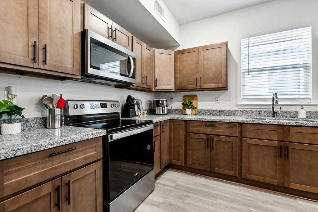 Elegant 5br Getaway In Nola Apartment